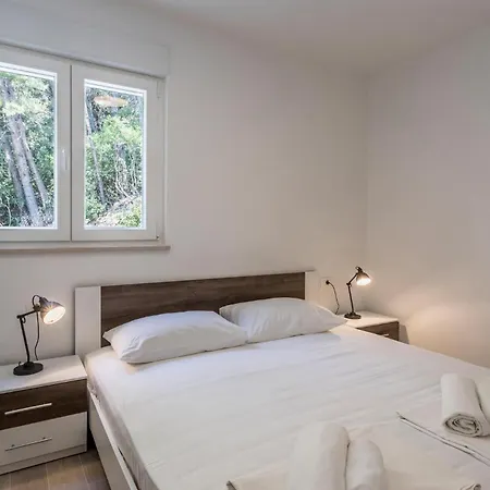 Awesome Apartment In Dingac With Lake View