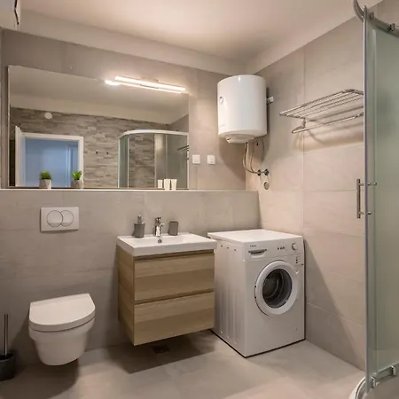 Awesome Apartment In Dingac With Lake View Apartman *